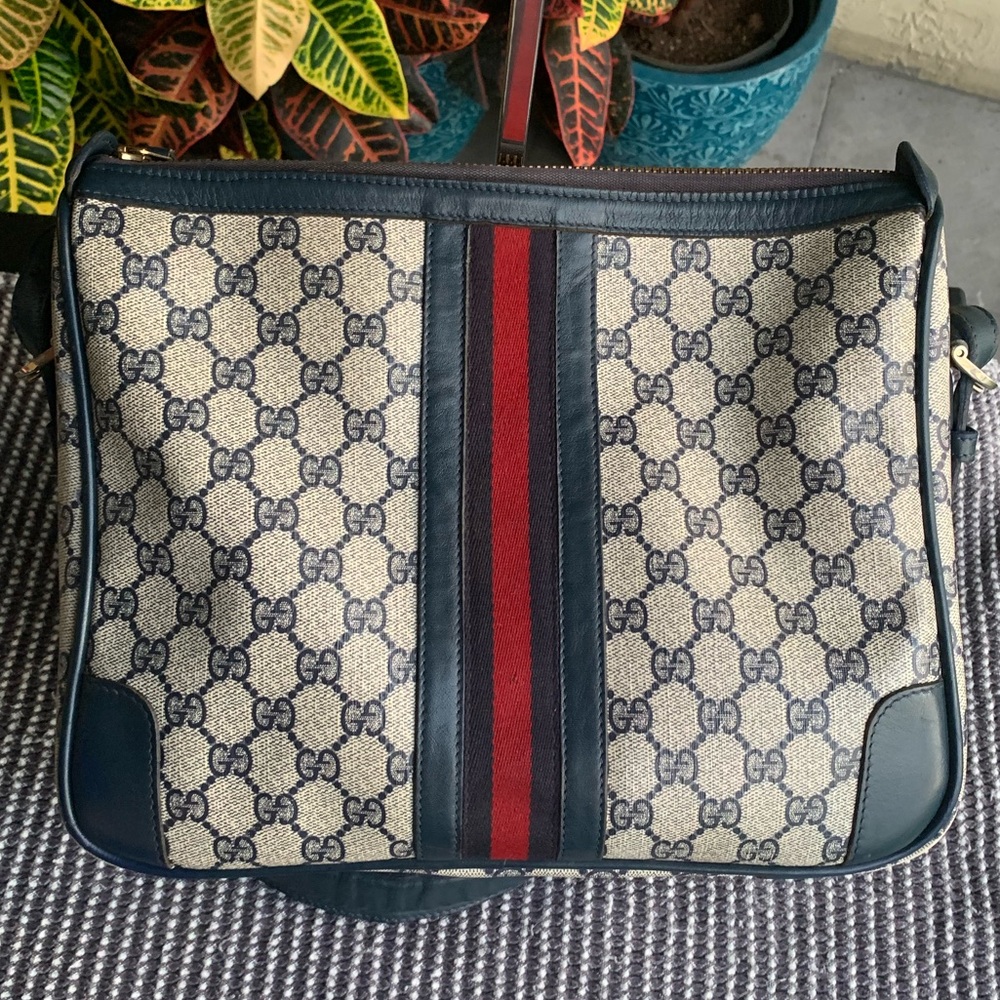 (15) GUCCI 70s Navy Shoulder Bag - Picture 4 of 9